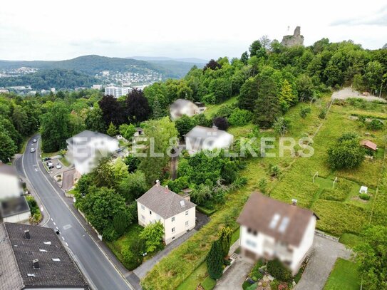 Altbau mit Bauplatz am Fuße der Botenlaube