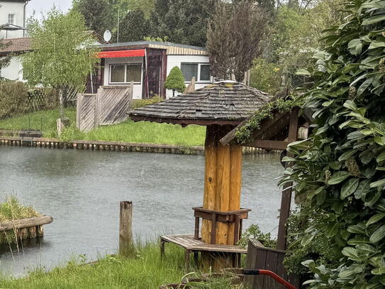 Wassergrundstück mit Einfamilienhaus, ausgebautem Nebengebäude & Bootshaus mit Hafen