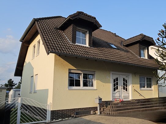 Kärlich: großes 2F-Haus mit schönem Garten und Garage