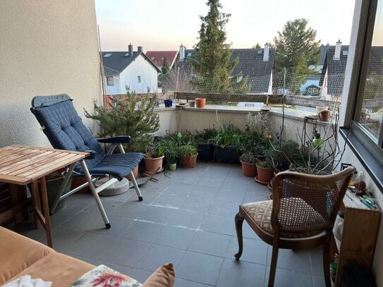 Helle Dachgeschosswohnung großzügiger Südbalkon/ Loggia