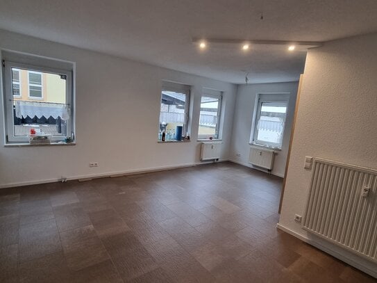 Kleine moderne 2-Raum-Wohnung mit Einbauküche & Terrasse