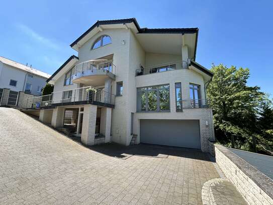 Elegante Villa mit Panoramablick auf die Warburger Altstadt