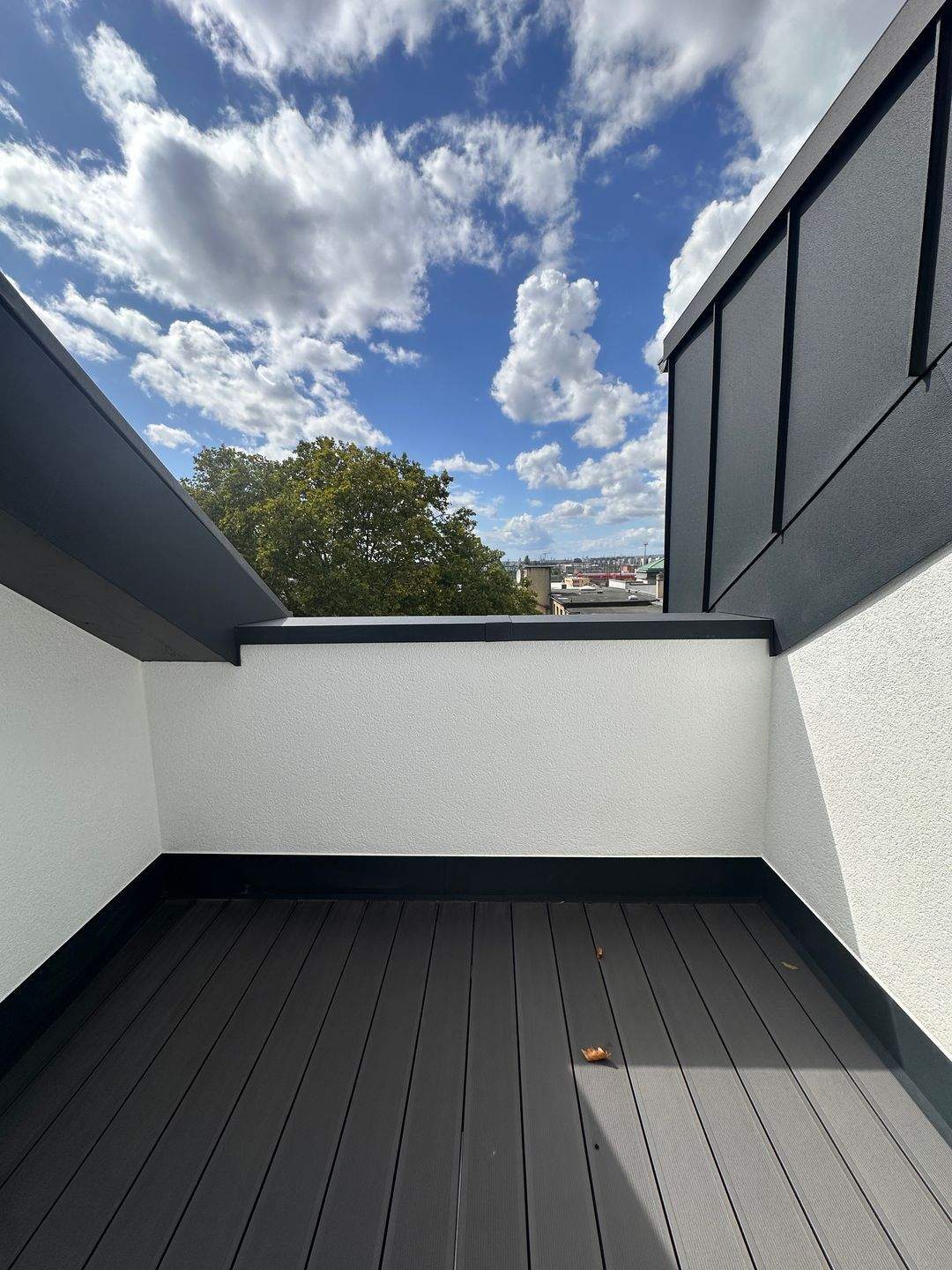 MINI-PENTHOUSE NÄHE WESTHAFEN: Erstbezug mit Loggia und Panoramablick