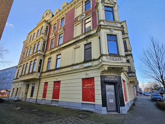 Leerstehendes Mehrfamilienhaus mit 16 Wohnungen und 2 Gewerbe auf ca. 1.227 m², VB, Alleinauftrag