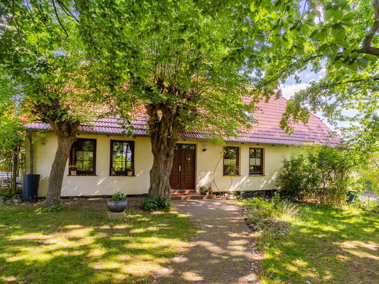 In Ostseenähe! Einfamilienhaus in Wolgast - Mit Einliegerwohnung, Keller, drei Garagen, Kamin u.v.m.