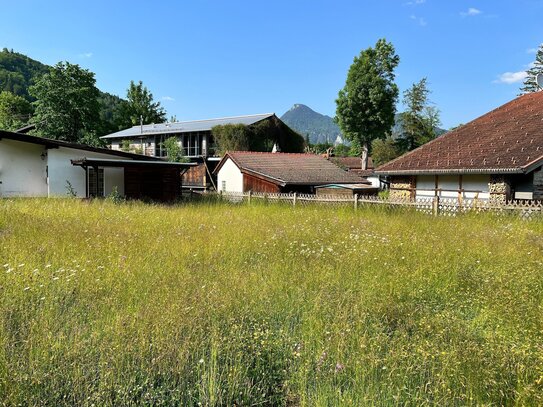 I. I. TEAM: Traumhaftes Grundstück am idyllischen Bachufer - Ihr perfekter Ort für ein sonniges Einfamilienhaus !