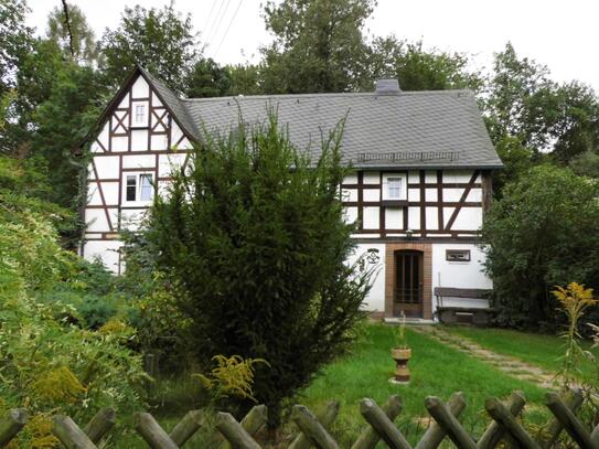 Stilvolles Fachwerkhaus mit großem Grundstück und Nebengelass in ruhiger Dorflage!