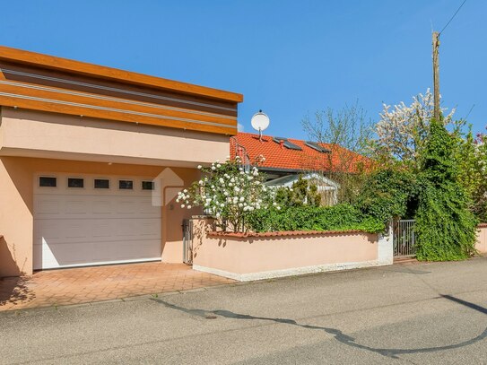 Großzügige 4-Zimmer-Wohnung mit Balkon, Garage mit Dachterrasse, in schöner Lage