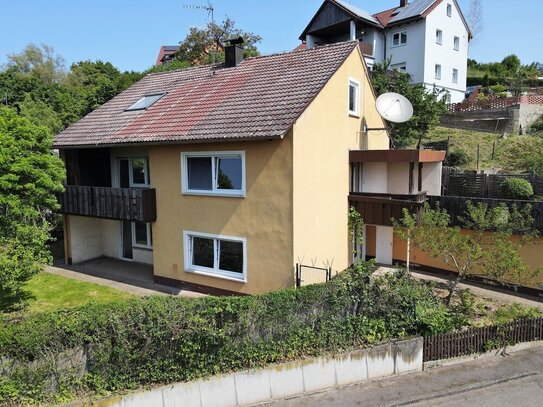 Ein-/Mehrfamilienhaus mit Garage und Garten