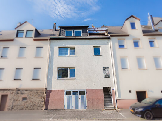 Renovierungsbedürftiges 3-Familienhaus mit Moselblick und Garage in Zell-Merl