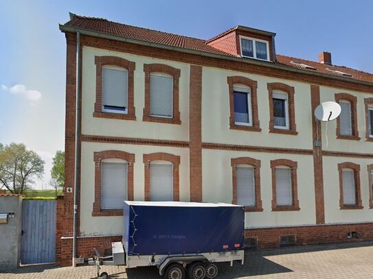 Sanierungsbedürftige Wohnung im Mehrfamilienhaus in Bernburg, Dr. Hermann-Zscheye-Straße (EG links/rechts)