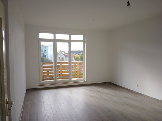 Anfragen NUR per E-Mail. Große, renovierte, sonnige 3-Zi-Wohnung mit perfektem Grundriss.