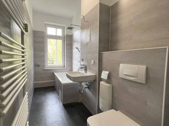 Außen Gründerzeit & Innen Neubau I 3 Zimmer I Einbauküche I modernes Tageslichtbad mit Wanne