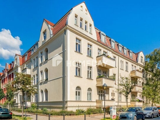 Modernisierte Altbauwohnung in historischer Umgebung: 2 Zimmer, Balkon, Loggia und EBK inklusive