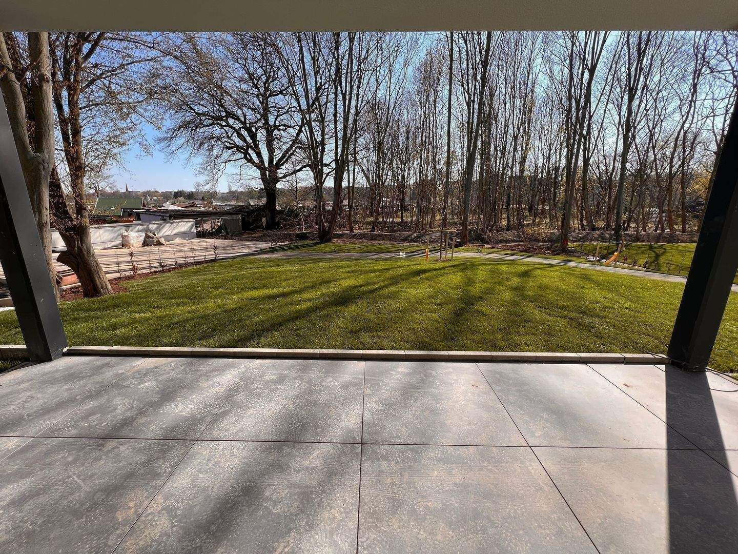 GARTENWOHNUNG mit 222m² Wohnfläche + 111m² PRIVATGARTEN / BLICK in den AUENWALD / KAMIN / 2 x TG-SP / ca. 7.000m² eingezäunter Gemeinschaftsgarten