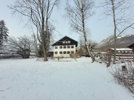 GR. HAUS MIT WEITEREM BAURECHT IN IDYLLISCHER LAGE, JEDOCH MITTEN IN UNTERWÖSSEN