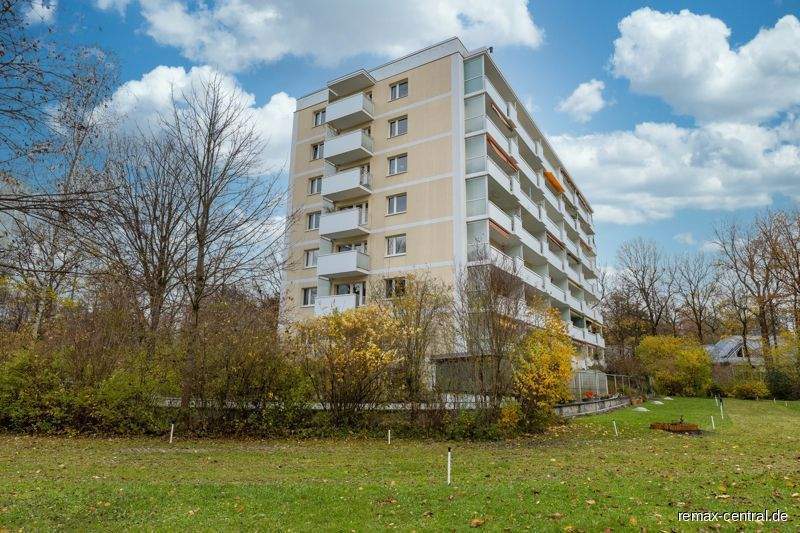 RE/MAX - Ruhig gelegene, renovierungsbedürftige Wohnung mit Terrasse und eigenem Garten