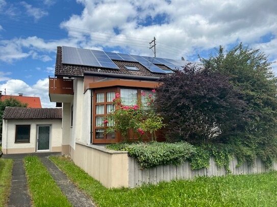 Freistehendes Wohnhaus mit Garten und großer Garage