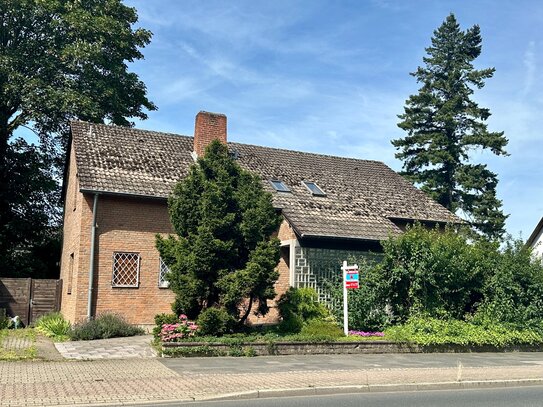 Solides, freistehendes Einfamilienhaus und Baugrundstück, in bester Lage von 52351 Düren