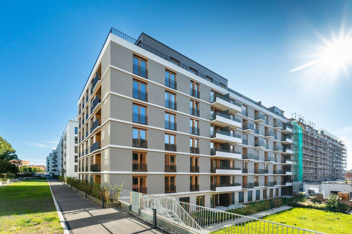 Neubau * 2 Zimmer * Gartengeschosswohnung * Terrasse u. Gartenanteil * Einbauküche * TG Stellplatz - Foto 1