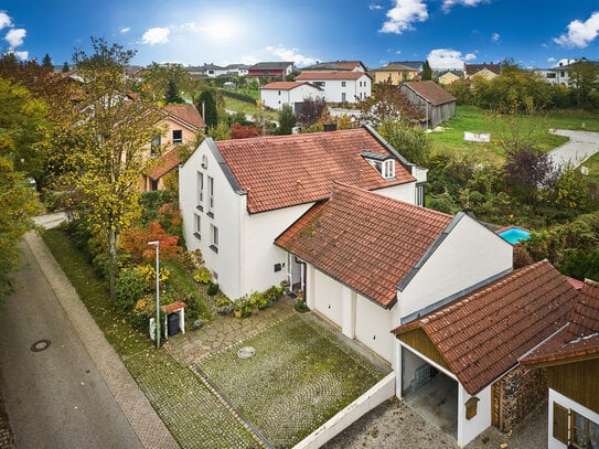 GEMÜTLICHES HAUS MIT POOL UND EINGEWACHSENEM GARTEN