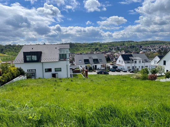 "Traumhaftes Wohnen in ruhiger Rand- und Sonnenlage" Attraktive DHH in Ostelsheim