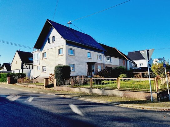 Gemeinde Härtlingen: Einfamilienhaus (Bauernhaus) mit Scheune und Garagen