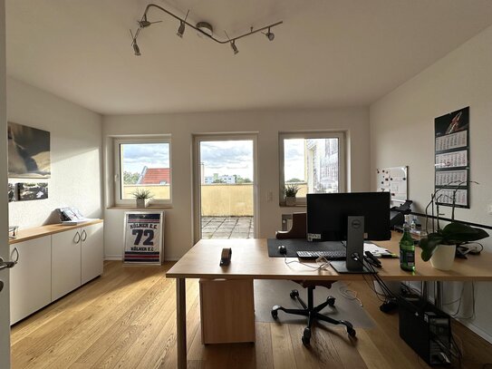 Büro mit guter Ausstattung und Terrasse