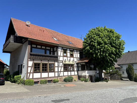 Gasthaus mit Hotel und Nebengebäuden in idyllischer Lage