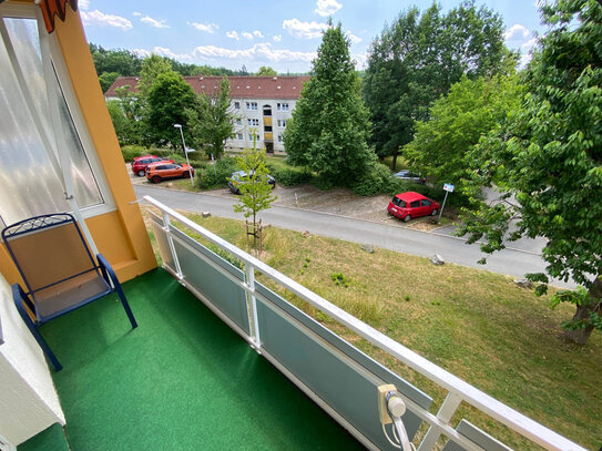 Wohnen im Grünen ruhige sonnige 3-R-Wohnung Balkon mit Panoramablick neue Einbauküche Garage