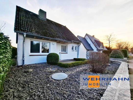 Umfassend renoviertes Einfamilienhaus mit zwei Garagen und familiengerechtem Grundriss
