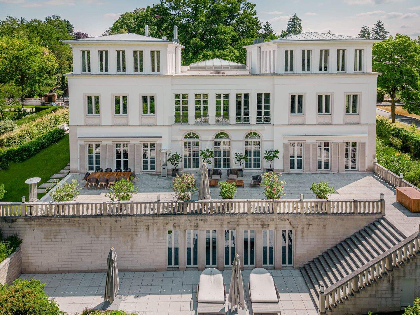 Herrschaftliche Luxusvilla in Berlin-Dahlem – Wohnen auf höchstem Niveau