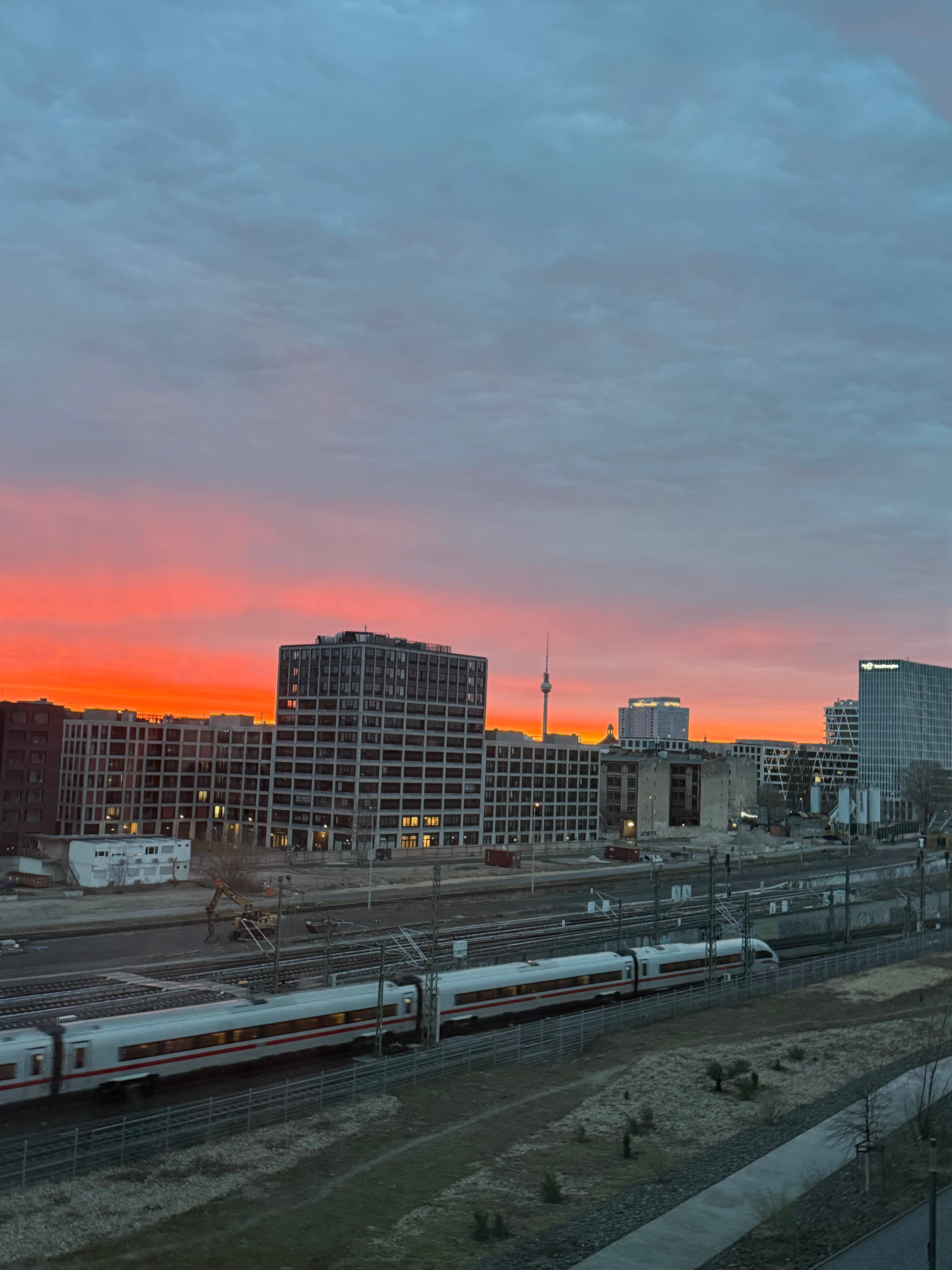 Möblierte 4-Zimmer-Wohnung mit Skyline-Blick | Am Berliner Hauptbahnhof | Nachmieter ab 01.06. - Foto 1