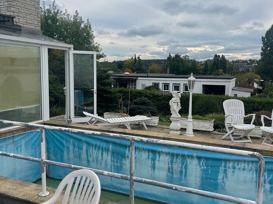 Bungalow zu verkaufen mit schönen Garten und Pool in leichter Hanglage