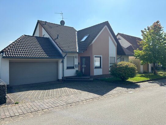 Einfamilienhaus mit großem Garten, in Ortsrandlage