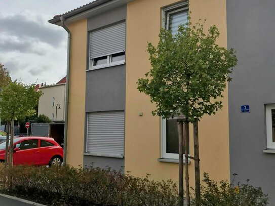 Wohnung zur Miete. 3 Zimmer-75 Quadratmeter-1. Obergeschoss, frei ab 1/12Johannes-brahms-straße 3 in Neustadt