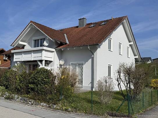 Fast wie ein Reiheneckhaus: Große Wohnung mit Garten & ausgebautem Dachgeschoss in Hengersberg