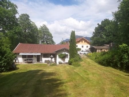 Kleines Haus in Sachrang mit einem großen Waldgrundstück und zwei Weihern