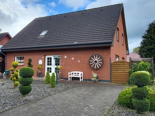 Ein- / Zweifamilienhaus mit Garage, Carport und Garten in Ramsloh zu verkaufen.