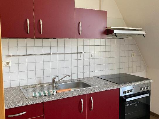 Objekt-Nr.: 11/24 - Schöne bezugsfreie 2-Zimmer-ETW im DG mit Dusche, EBK und Balkon in Denkmalschutzobjekt in Plauen