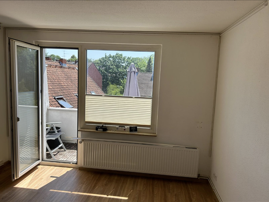 Helle 2 Zi Wohnung mit Balkon zu März