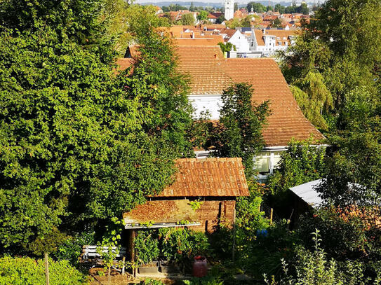 Zweifamilienhaus mit herrlichem Garten in Lauflage zur Altstadt