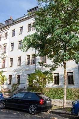 Wohnung mit großer Küche und Balkon - neues Bad und neue Böden