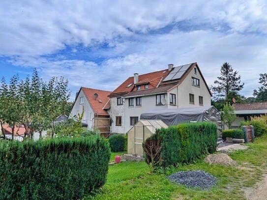 Großes Einfamilienhaus mit Garagen und Carport in Waffenrod.