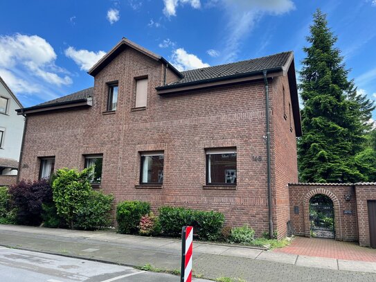 Einfamilienhaus mit großem Garten und Garage