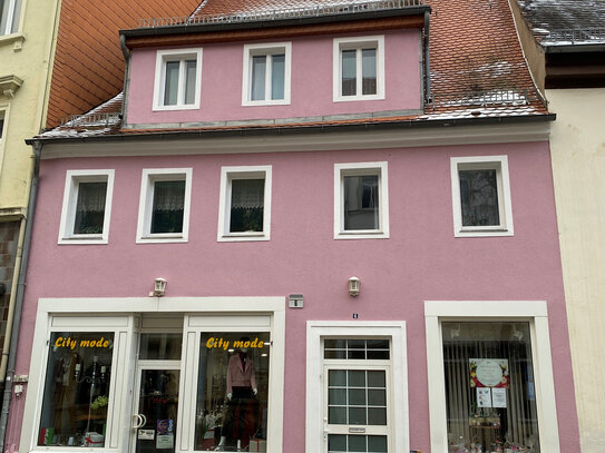 Wohn- und Geschäftshaus mit großer Terrasse im Stadtzentrum.