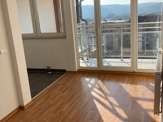 Schmuckstück sucht ab sofort neue Bewohner. 3-Raum-Wohnung mit Dachterrasse, Wanne und Dusche.