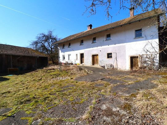 großzügiges Grundstück mit altem Bauernhaus und rustikaler Scheune zu verkaufen!