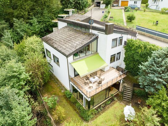 großzügige Ärzte-Villa mit Einliegerwohnung in ruhiger Aussichtslage inkl. Swimmingpool