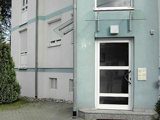 Ideal für die kleine Familie - 3-Zi. EG-Wohnung mit Balkon und Garage in zentrumsnaher Lage